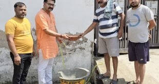 उन्नाव-: मोदी जी के आवाहन पर पसु पक्षियों के पानी पीने की व्यवस्था करा रहे है विमल द्विवेदी।