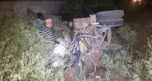 चन्दौली/डीडीयू नगर-: ट्रैक्टर पलटने से 12 घायल, बच्चों व महिला की हालत गंभीर।