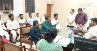 लखीमपुर खीरी-: खीरी नगर पंचायत में हो रहे भ्रष्टाचार की शिकायत पर कार्रवाई की मांग को लेकर एडीएम से मिले सभासद।
