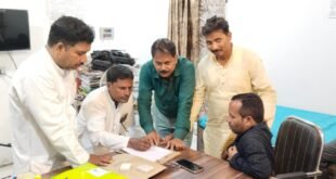 लखीमपुर खीरी टाउन-: नगर पंचायत खीरी में बढ़े हुए हाउस टैक्स के खिलाफ हस्ताक्षर अभियान की हुई शुरुआत।