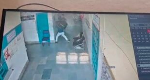 बदायूं-: बदायूं सपा सरकार में पूर्व मंत्री रहे आबिद रजा के भाई आसिफ रजा ने जिला क्षय रोग विभाग में तैनात कार्यालय में दूसरे कर्मचारियों के साथ जमकर की मारपीट।