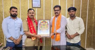 उन्नाव-: लव जिहाद की शिकार हुयी हिन्दू बेटी को सकुशल वापस लाने पर पुलिस टीम को विमल द्विवेदी ने किया सम्मानित।