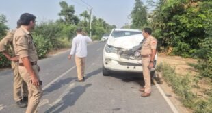 फर्रुखाबाद-: जनपद के दौरे पर आईं उच्च शिक्षा राज्यमंत्री रजनी तिवारी की कार नील गाय से टकराई, बाल बाल बची उच्च शिक्षा राज्य मंत्री रजनी तिवारी।