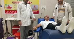 बदायूं/सहसवान-: रक्तदान करते हुए तहसीलदार श्री एस. एन. यादव, साथ में डॉ. आदित्य एवं डॉ. दीक्षित