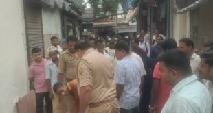 बदायूं/उझानी-: उझानी के नया बाजार शॉपिंग सेंटर में फुटपाथ पर सामान बेच रहे दुकानदार को दरोगा ने थप्पड़ मारा, वीडियो हुआ वायरल।