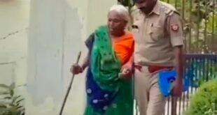 कासगंज-: एक पीड़ित मां का हाथ पकड़ सम्मान सहित बाहर लाए कोतवाली प्रभारी।