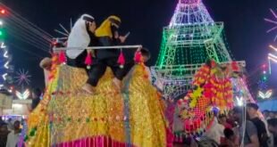 कासगंज-: गंजडुंडवारा महोत्सव में एफिल टावर और ऊंट की सवारी बनी लोगों के आकर्षण का केंद्र।