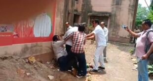 फर्रुखाबाद-: दो गुटों में मारपीट का वीडियो वायरल, जिला अस्पताल लोहिया में ठेकेदारों की हुई जमकर मारपीट।