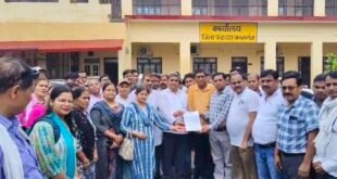 कासगंज-: स्कूल पेयरिंग के आदेश से शिक्षकों में कड़ा आक्रोश, सदर विधायक को सौंपा ज्ञापन।
