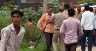 बदायूं/इस्लामनगर-: बीती शाम जमीनी विवाद को लेकर हुआ संघर्ष, लाइसेंसी रायफल लेकर जमीन अपने कब्जे में लेने गया एक पक्ष, वीडियो वायरल।