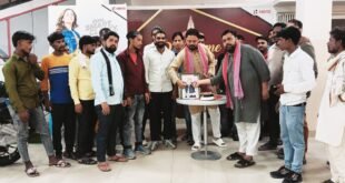 बदायूं/सहसवान-: समाजवादी पार्टी के प्रदेश सचिव शाहिद खान व सपा नेता जमालुद्दीन ने केक काटकर पूर्व मुख्यमंत्री अखिलेश यादव के जन्मदिन पर शुभकामनाएं दी।