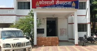 चन्दौली-: फर्जी नम्बर प्लेट की लग्जरी गाड़ी से डेढ़ लाख की शराब बरामद, तस्करी हेतु ले जाई जा रही थी बिहार, गाड़ी छोड़ भागने में चालक सफल।
