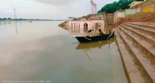चंदौली/चहनियां-: चौबीस घण्टे में जलस्तर पांच फीट बढ़ा, बलुआ घाट पर बने गंगा मन्दिर में घुसा पानी।