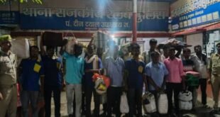 चन्दौली-: डीडीयू जंक्शन पर जीआरपी की बड़ी कार्रवाई, 18 अवैध वेंडरों को पकड़ा, ट्रेनों में घुसकर बेच रहे थे पूड़ी-पकौड़ी।