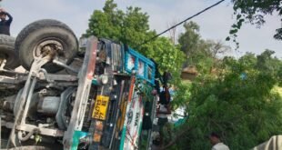चन्दौली-: घर के बाहर काम कर रही महिला पर पलटा डंपर, सैकड़ों क्विंटल गिट्टी के नीचे दबकर हो गई मौत।