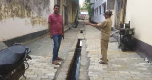 चन्दौली/चहनियां-: सुस्त गति से कार्य पर कस्बा के लोग नाराज, चहनियां कस्बा में जिला पंचायत द्वारा कराये जा रहे कार्य को दिखाते कस्बा के लोग।