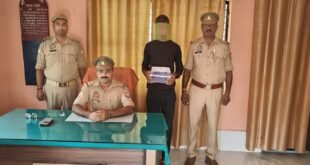 चन्दौली-: हिन्दू देवी-देवताओं पर अभद्र टिप्पणी करने वाला युवक तमंचा और कारतूस संग गिरफ्तार।