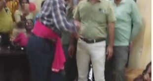 चन्दौली-: सरकारी स्वास्थ्य केंद्र में MOIC का अश्लील डांस वीडियो वायरल, कार्रवाई की मांग तेज।