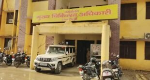 लिपिक से मारपीट के विरोध में कर्मचारियों ने दी कार्य बहिष्कार की चेतावनी।
