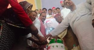 कासगंज-: कासगंज जिले में सपा कार्यकर्ताओं ने बड़े ही धूमधाम के साथ मनाया सपा राष्ट्रीय अध्यक्ष अखिलेश यादव का 52 वां जन्मदिन।