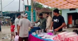 बदायूं/सहसवान-: कर्बला के बेहत्तर शहीदों को समर्पित सबील हुसैन की शहादत पर राहगीरों को पिलाया शरबत।
