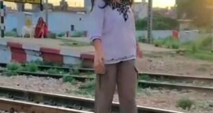 कासगंज-: कासगंज में रेलवे ट्रैक पर युवती ने रील बनाकर सोशल मीडिया पर की वायरल।