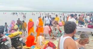 कासगंज-: गुरु पूर्णिमा पर गंगा जी घाटों पर उमड़ा श्रद्धालुओं का भारी जन सैलाब, हजारों श्रद्धालुओं ने गंगा जी घाटों पर पहुंचकर लगाई आस्था की डुबकी।