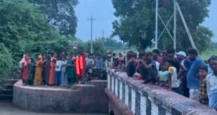 कासगंज-: ड्यूटी से वापस अपने घर लौट रहे होमगार्ड को कैंटर ने मारी जोरदार टक्कर, टक्कर लगने से होमगार्ड सुरेश कुमार नहर में जा गिरा।