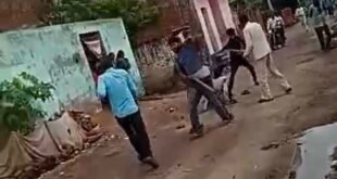 बरेली/बहेड़ी-: प्रधान पति ने दबंगों के साथ मजदूर को पीटा, मारपीट का वीडियो वायरल।