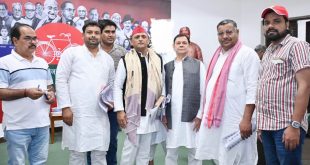 पटियाली के सपा दावेदार चाहत मियां ने अखिलेश यादव से की मुलाकात, मतदाता सूची में गड़बड़ियों को लेकर सौंपा ज्ञापन।