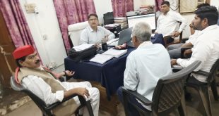 बिसौली: बिजली संकट से जूझ रहे किसानों को लेकर सपा नेता सतीश प्रेमी ने एक्सियन को सौंपा ज्ञापन, सुधार की मांग।