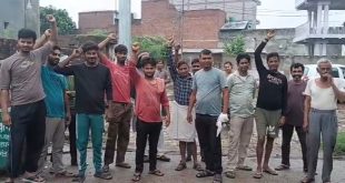 कासगंज: दो माह पहले बनी सीसी सड़क में जगह-जगह आई दरारें और उखड़ी गिट्टी, लोगों में आक्रोश।