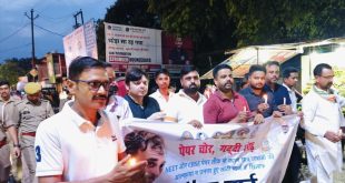 लखीमपुर खीरी: नीट अभ्यर्थियों की आत्महत्या के विरोध में कांग्रेस का कैंडल मार्च, शिक्षा व्यवस्था में सुधार और जांच की मांग।