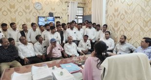 बिसौली तहसील में अधिवक्ताओं का प्रदर्शन, अधिकारियों से सम्मानजनक व्यवहार की उठाई मांग।