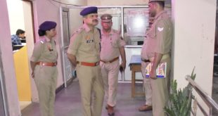 कासगंज: एसपी ओपी सिंह ने देर रात थाने का किया औचक निरीक्षण, व्यवस्थाओं का लिया जायजा।