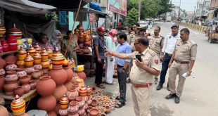कासगंज में कांवड़ यात्रा की तैयारियां तेज: एआरटीओ और एसएचओ ने बिलराम गेट चौराहे का किया निरीक्षण, हटवाया अतिक्रमण।