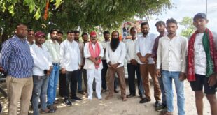 बिसौली: सपा सरकार की कामना को लेकर दंडवत यात्रा पर निकले श्रद्धालु।