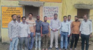 बिसौली: संविदा बिजली कर्मियों ने उठाई आवाज, बिसौली विद्युत कार्यालय पर किया सांकेतिक प्रदर्शन।