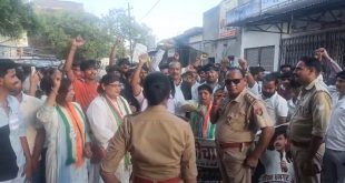 कासगंज: हाथों में हथकड़ी पहनकर एनएसयूआई का उग्र प्रदर्शन, छात्रों पर लाठीचार्ज और राहुल गांधी की हिरासत के खिलाफ निकाला मार्च।