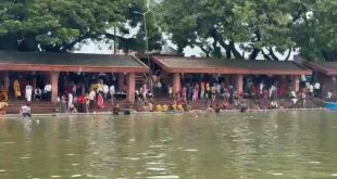 कासगंज: गुरु पूर्णिमा पर सोरों शूकरक्षेत्र में उमड़ा आस्था का जनसैलाब, लाखों श्रद्धालुओं ने लगाई पवित्र गंगा में डुबकी।