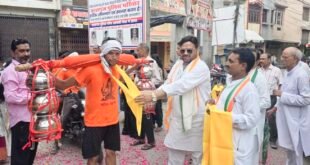 कासगंज में जिला कांग्रेस कमेटी ने कांवड़ियों का पुष्पवर्षा कर किया स्वागत, लगाया सेवा शिविर।
