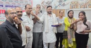 कासगंज: दतिया उपचुनाव में कांग्रेस की जीत पर कासगंज जिला कांग्रेस कार्यालय में जश्न, मिठाई बांटकर मनाई खुशी।