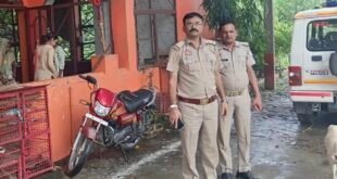 बिसौली: सावन में मांस-मदिरा की बिक्री पर प्रतिबंध का असर; तिरपाल से ढकी दुकानें, पुलिस की सख्ती से मनचलों में खलबली।