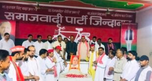 शाहजहांपुर: सपा कार्यालय में मनाई गई ‘छोटे लोहिया’ जनेश्वर मिश्र की 94वीं जयंती, वक्ताओं ने उनके आदर्शों को किया याद।