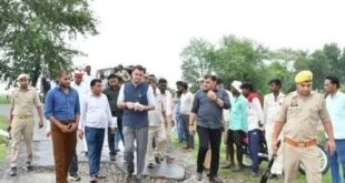 बदायूं: डीएम अवनीश राय ने ग्राम जटा पहुंचकर लिया गंगा के जलस्तर का जायजा, ग्रामीणों से संवाद कर दिए आवश्यक निर्देश।