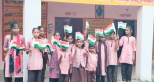 कासगंज: विद्यालयों में स्वतंत्रता दिवस की तैयारी में जुटे छात्र-छात्राएं, तिरंगा रंगोली और सैनिकों के नाम आभार पत्र लिख बच्चों ने जगाया देशभक्ति का जज्बा।