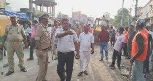 बिसौली: नगर में अतिक्रमणकारियों पर गरजा प्रशासन का बुलडोजर, एम-एफ हाईवे पर अवैध कब्जे हटाए गए।