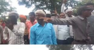 शाहजहांपुर: नबियापुर में शव रखकर ग्रामीणों ने किया प्रदर्शन, पुलिस ने समझा-बुझाकर मार्ग कराया सुचारु।