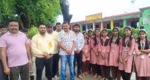 कादरचौक: खंड शिक्षा अधिकारी ने कम्पोजिट विद्यालय असरासी का किया भ्रमण, छात्र-छात्राओं को बांटे परिचय पत्र।