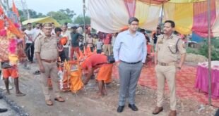 बिनावर: आईजी अजय कुमार साहनी ने किया कांवड़ सहायता केंद्र का निरीक्षण, कांवड़ियों पर की पुष्प वर्षा। 